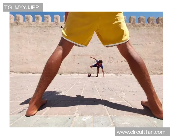 足球明星偶遇小朋友踢球瞬间感动不已传递热爱与梦想